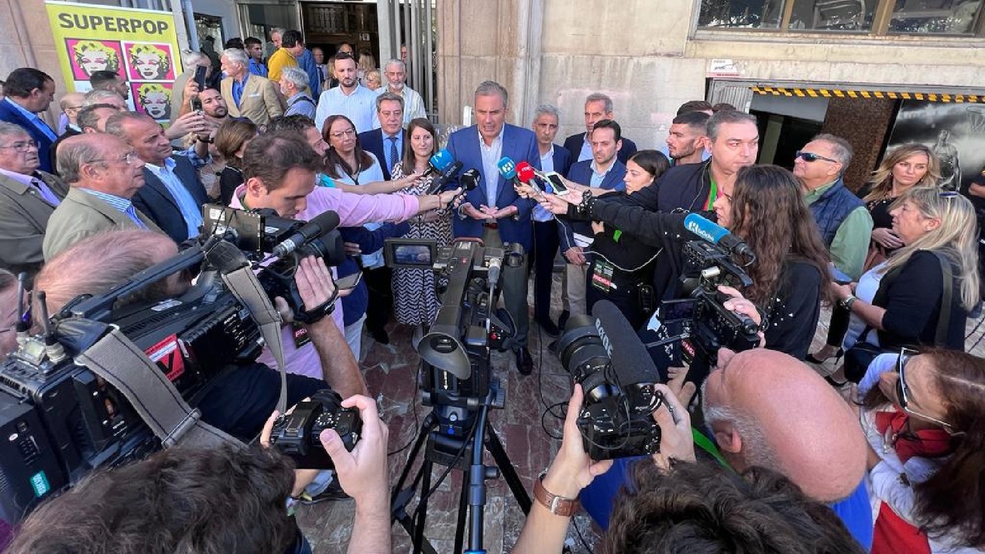 Javier Ortega Smith en su comparecencia ante los medios, hoy, en Valencia.