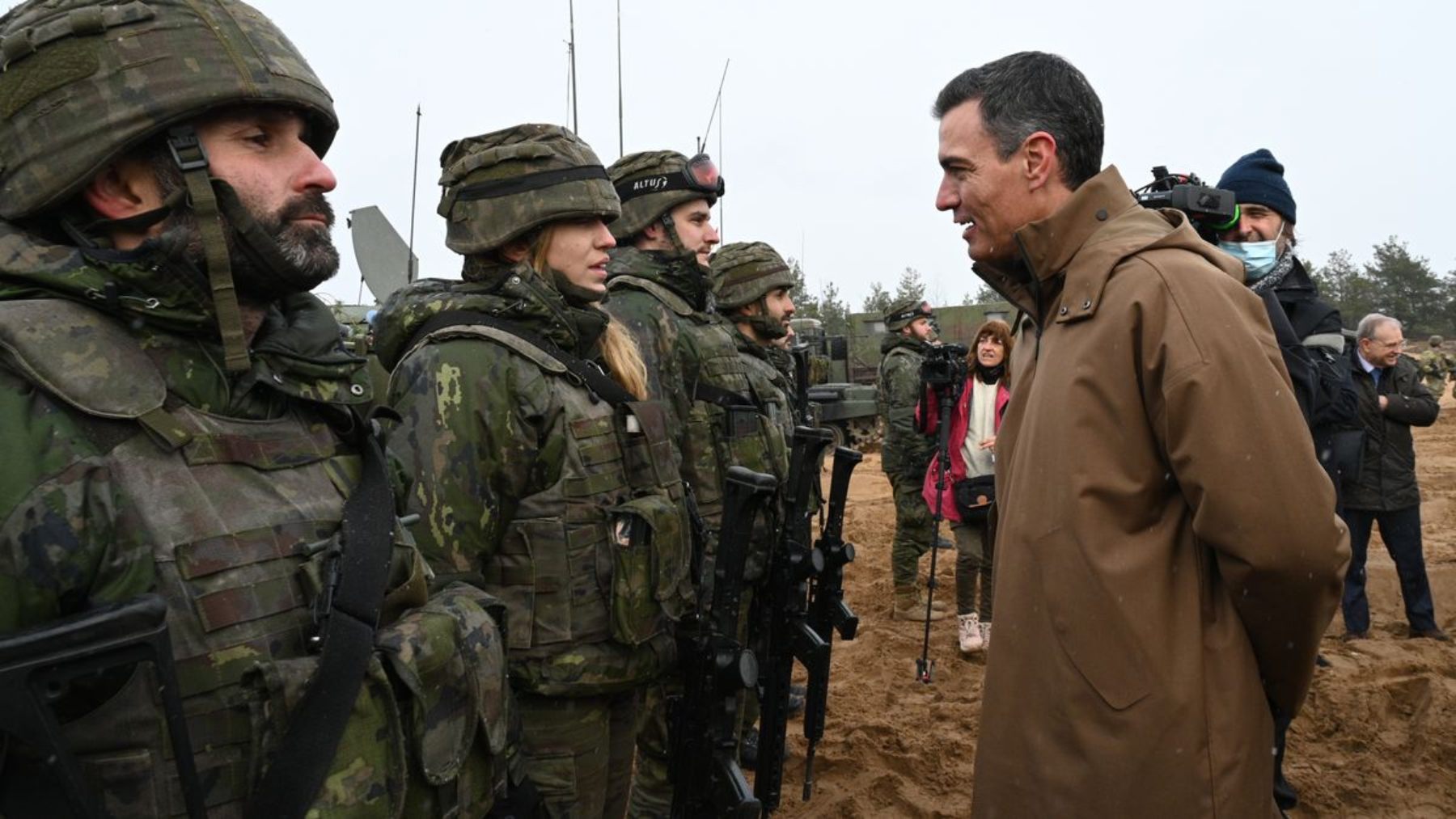 Pedro Sánchez durante una visita a las tropas españolas de la OTAN en Letonia.