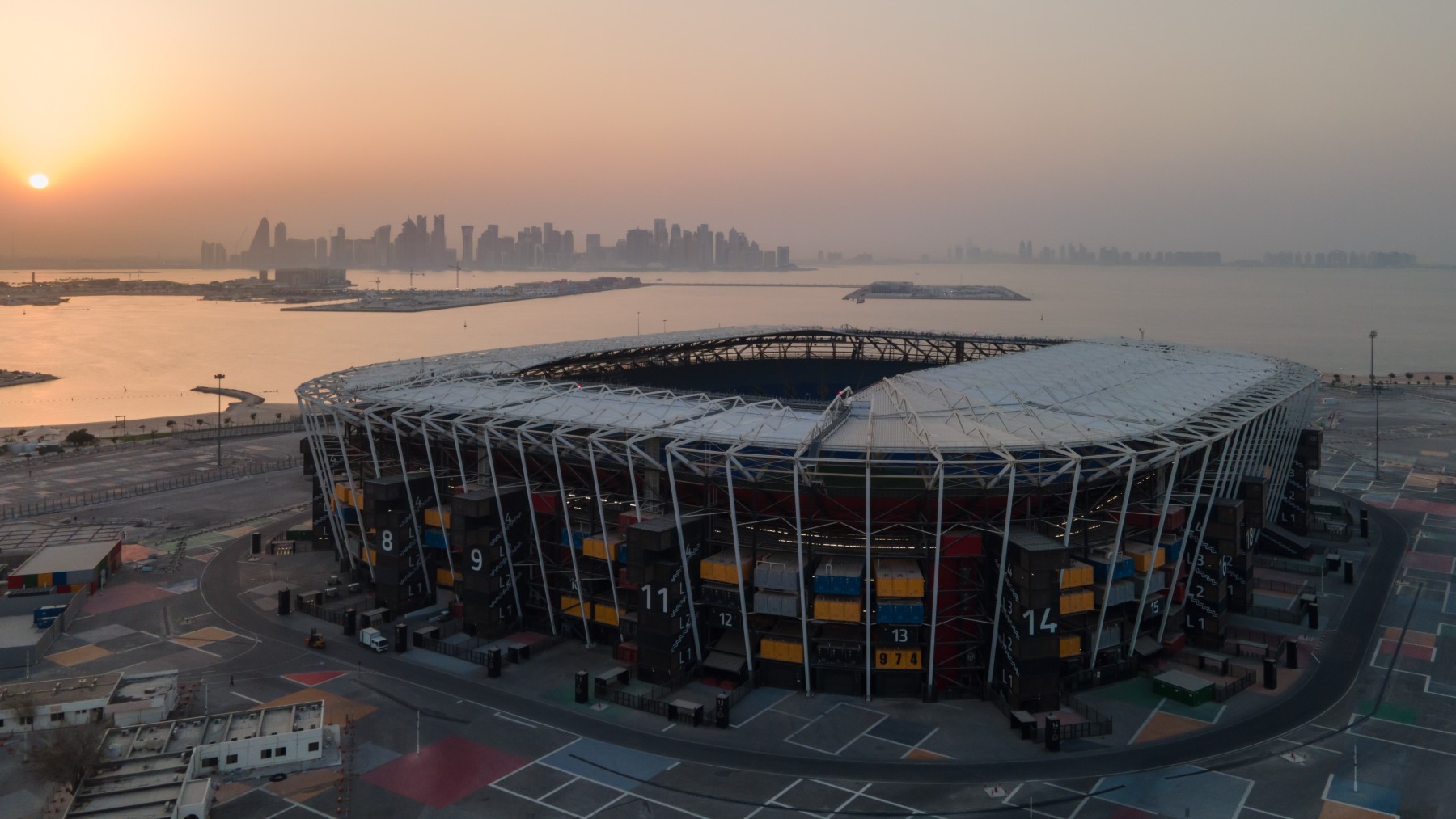 Uno de los estadios del Mundial de Qatar, con la ciudad de fondo. (Getty)