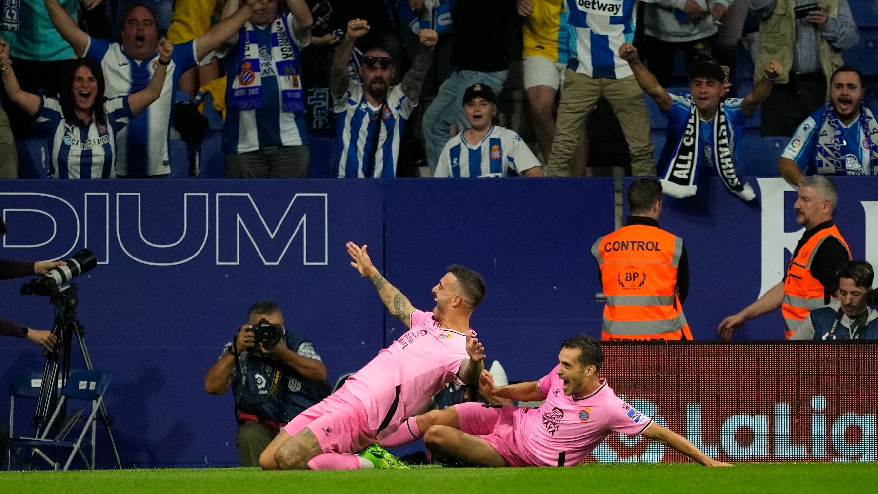 Joselu celebra un gol. (EFE)