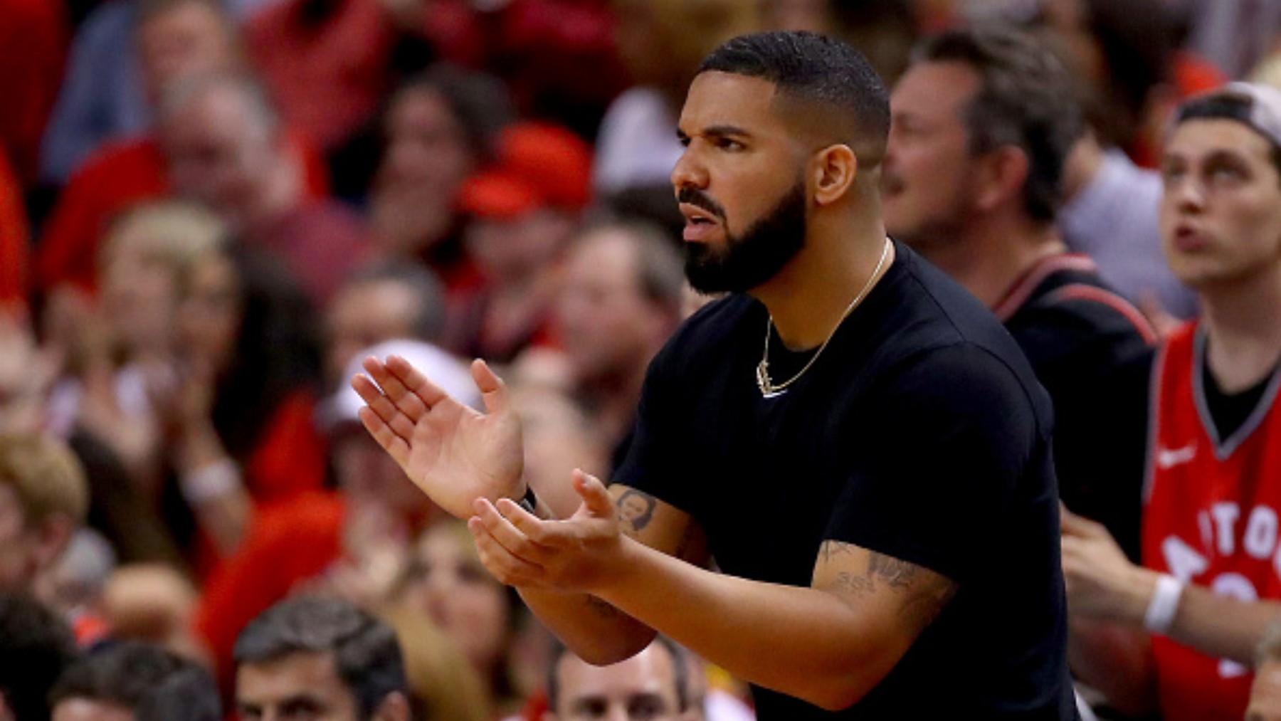Drake anima en un partido de los Toronto Raptors.