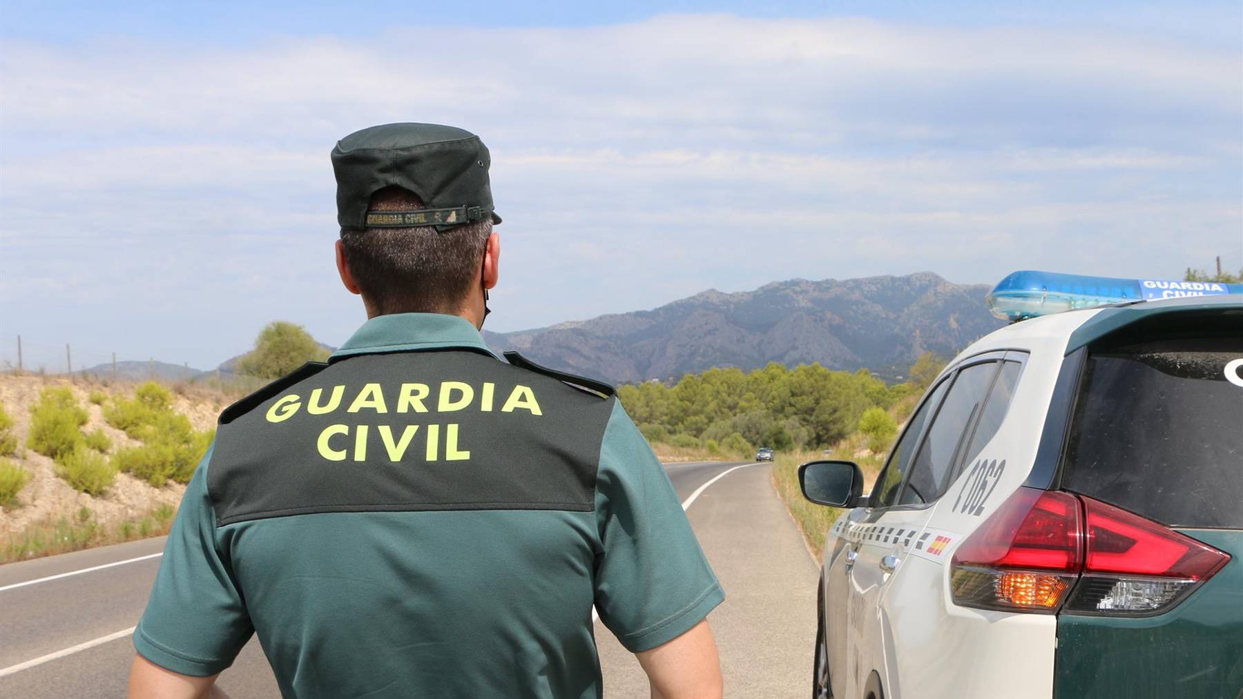 Un agente de la Guardia Civil en un control de carretera.