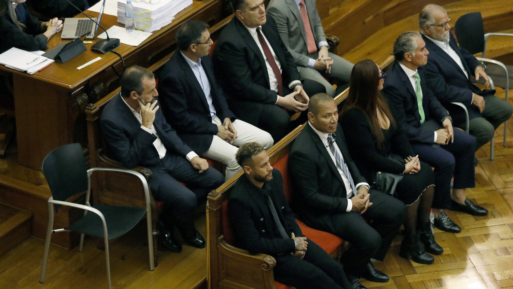 Rosell, Bartomeu y Neymar sentados en el banquillo. (EFE)