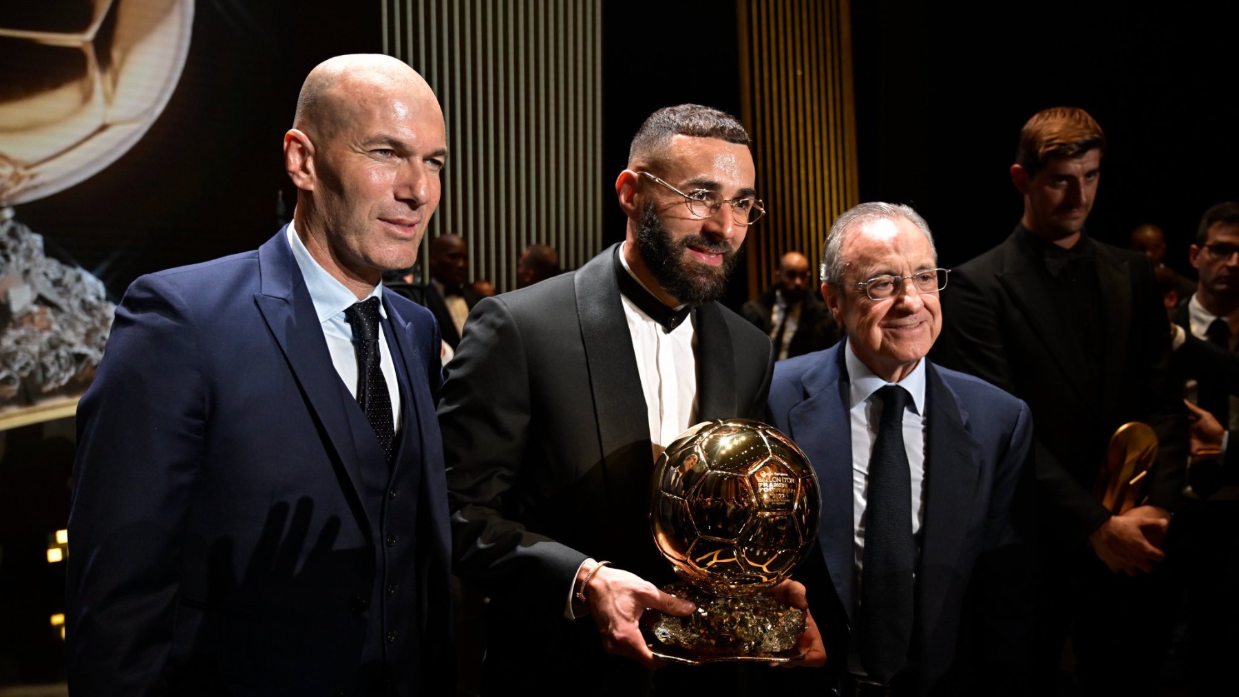 Benzema posa con su Balón de Oro junto a Zidane y Florentino