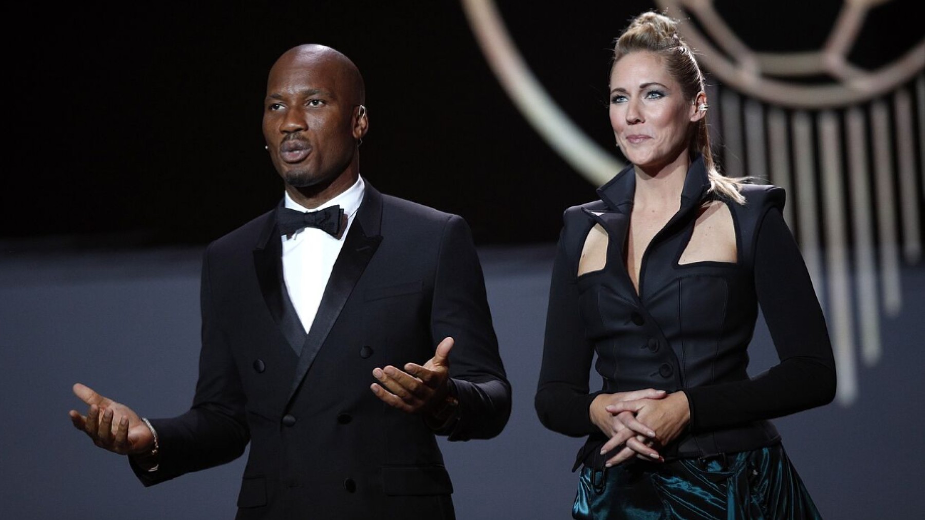 Didier Drogba y Sandy Heribert, los presentadores de la Gala del Balón de Oro.