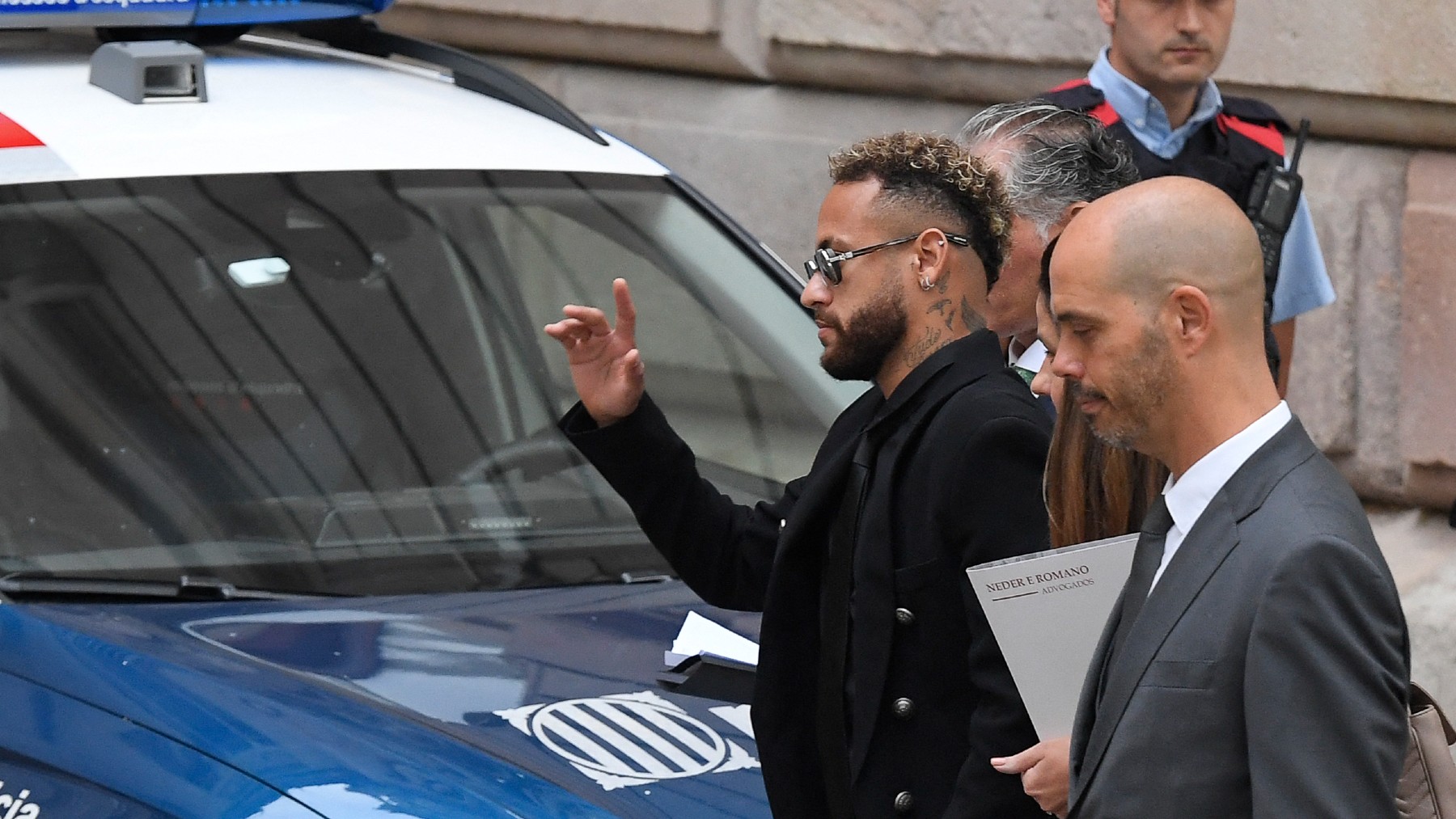 Neymar, a su llegada a la Audiencia. (AFP)