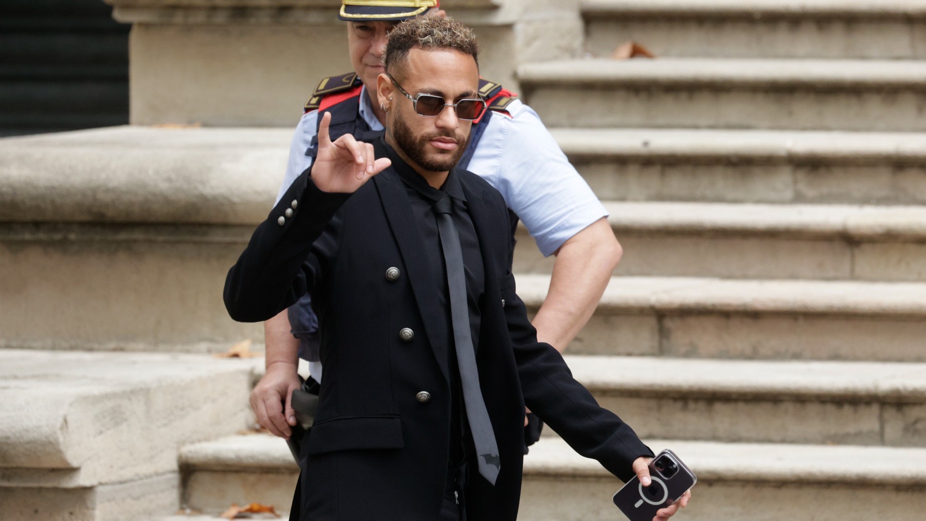 Neymar, a su salida de la Audiencia de Barcelona. (EFE)