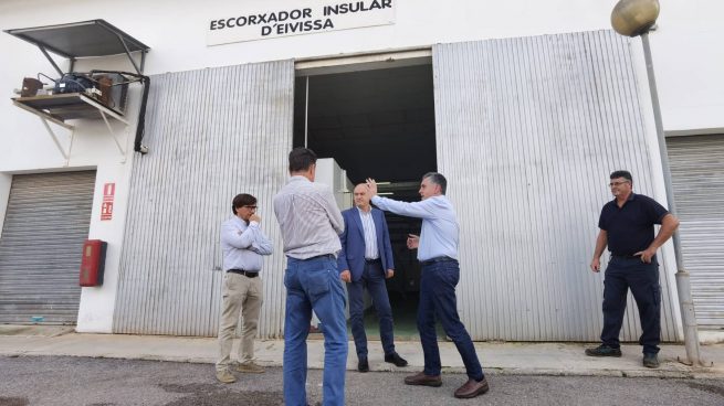 Vicent Marí y Andreu Roig, entre otros, frente al matadero insular de Ibiza.