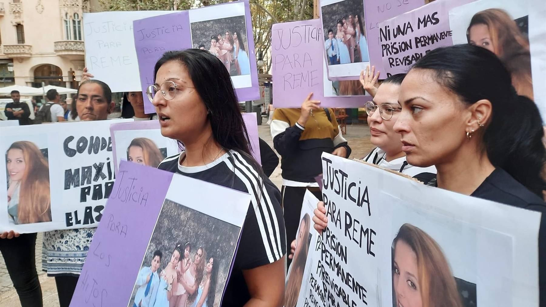 Familiares de la víctima se concentran frente al edificio de la Audiencia. (Foto: Europa Press)
