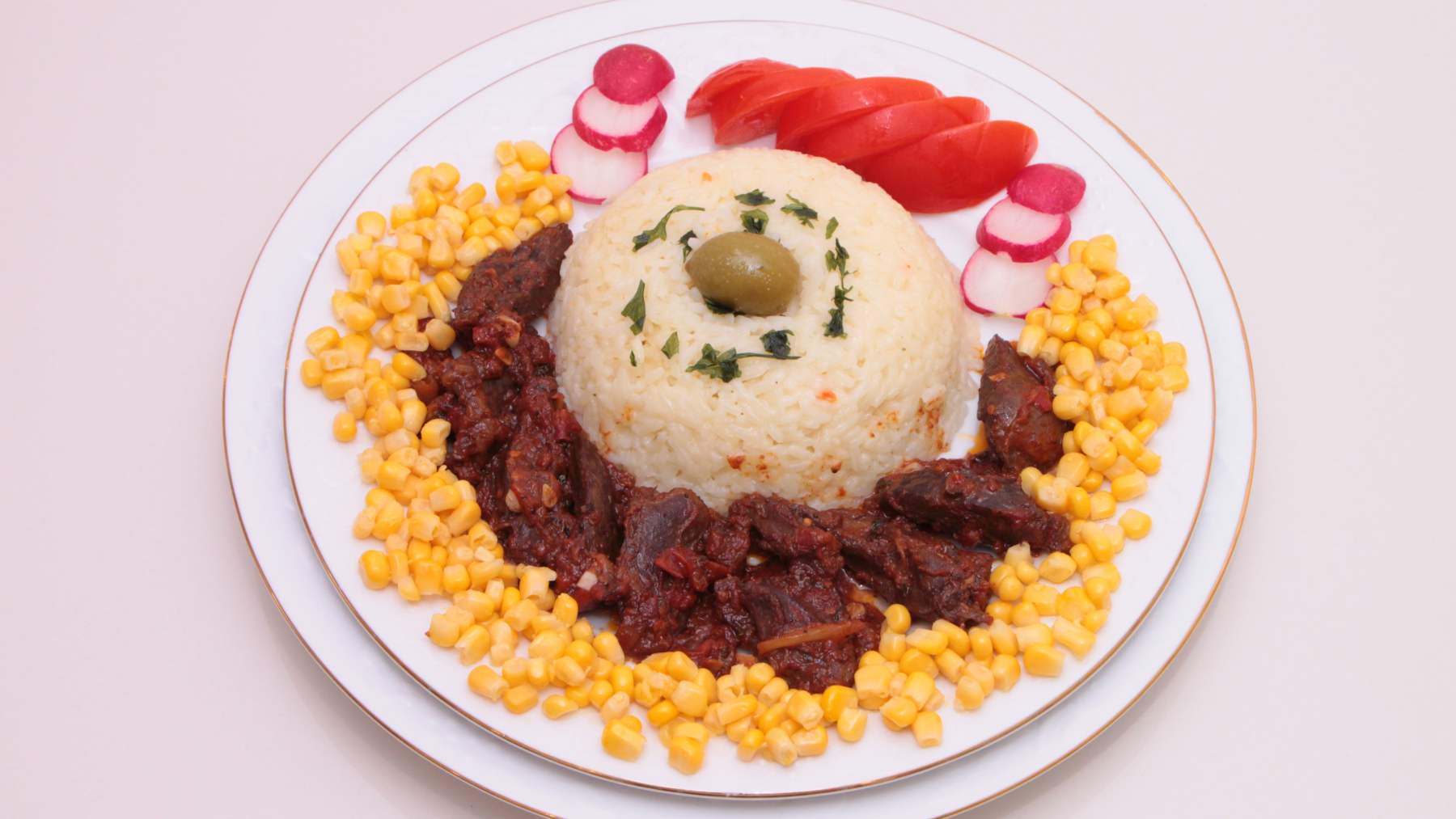 https://okdiario.com/img/2022/10/18/arroz-en-molde-con-picadillo-de-carne-y-setas-2.jpg