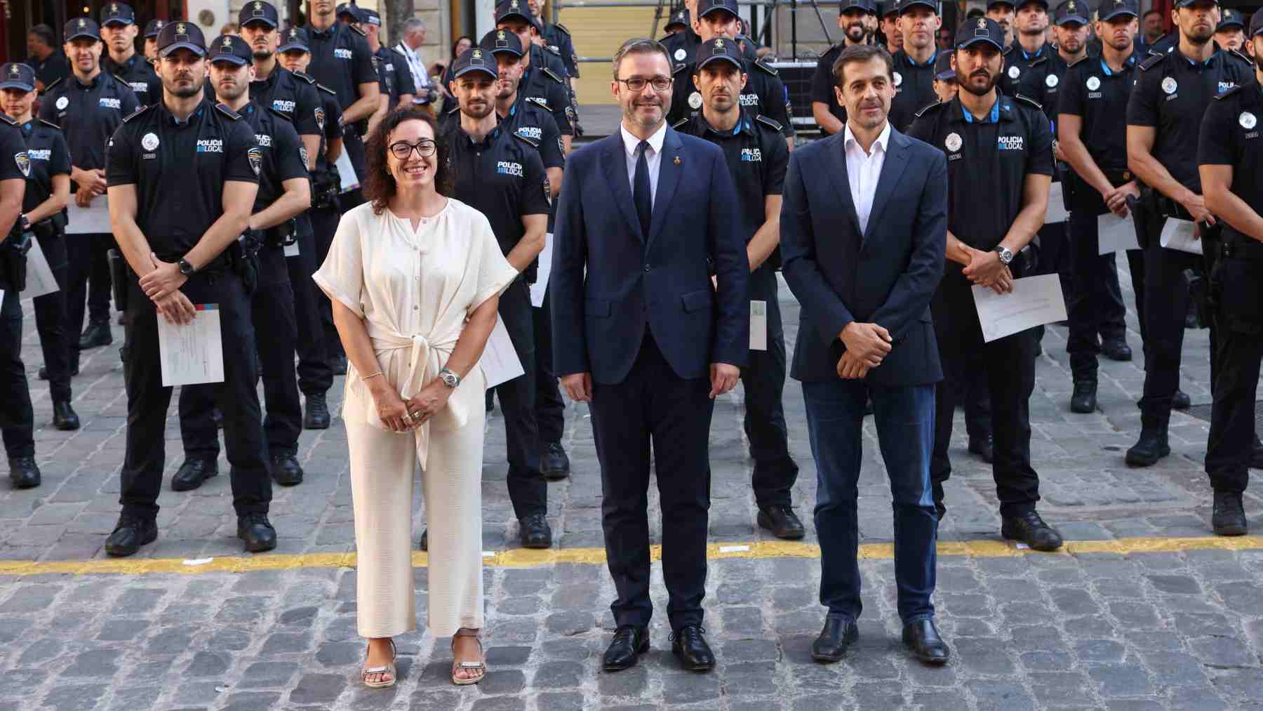 El alcalde de Palma, José Hila, flanqueado por los ediles de Seguridad, Joana María Adrover y el de Función Pública, Adrián García.