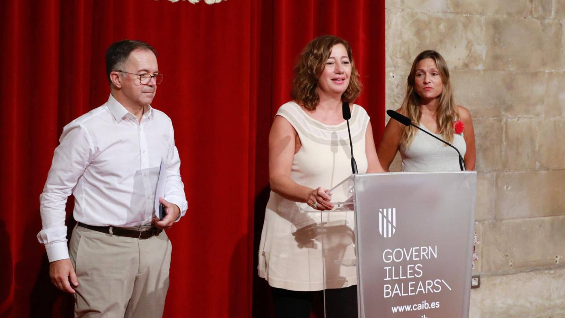 Armengol con el conseller de Vivienda, Josep Marí, presentando las ayudas al alquiler para jóvenes.