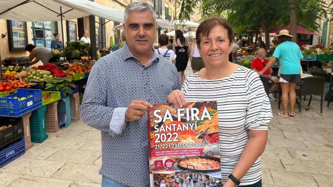 El regidor Antoni Matas y la alcaldesa Maria Pons mostrando el cartel de 'Sa Fira' de Santanyí 2022.