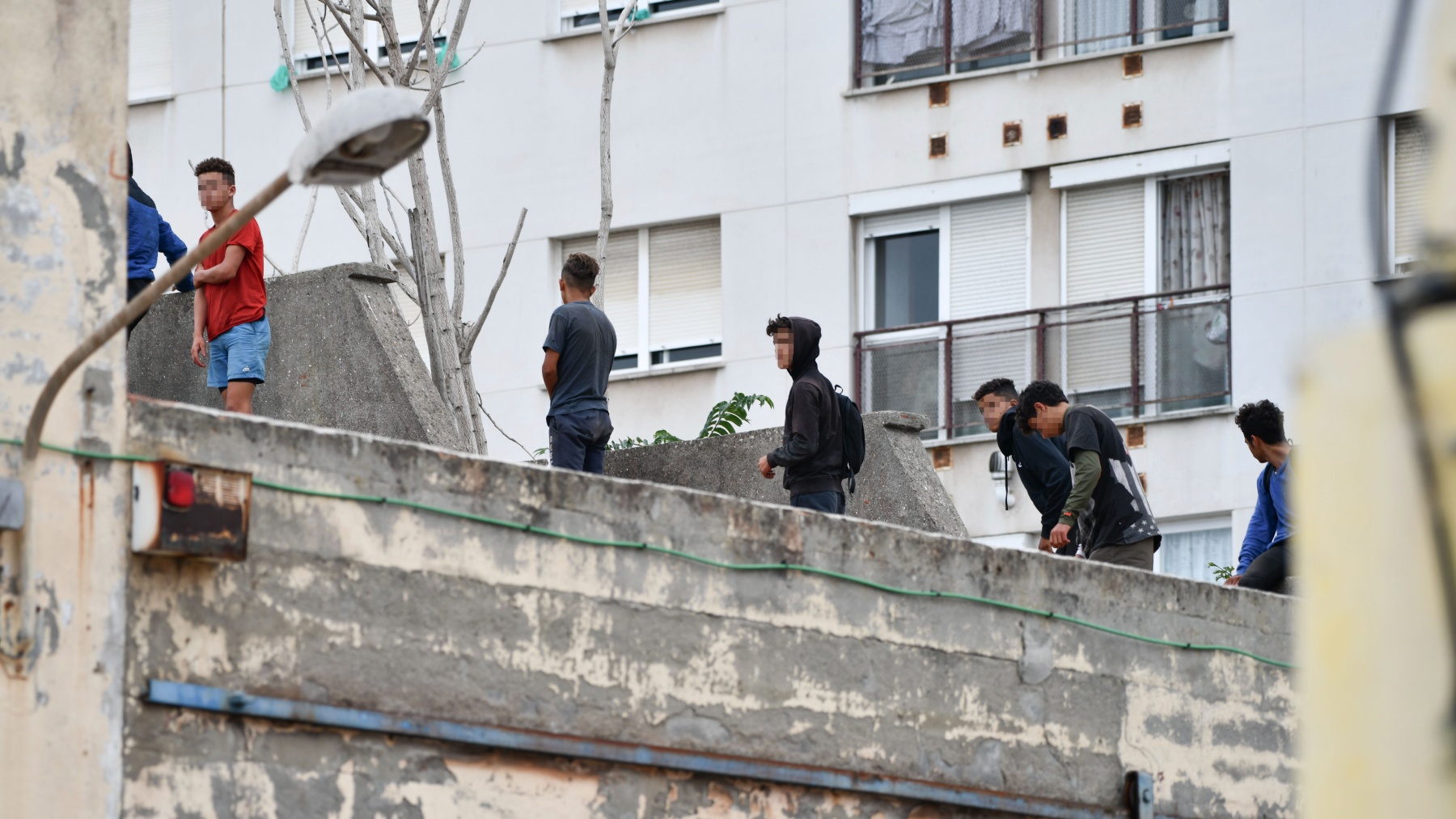 Menores inmigrantes en el tejado de una nave industrial en Ceuta (EUROPA PRESS).
