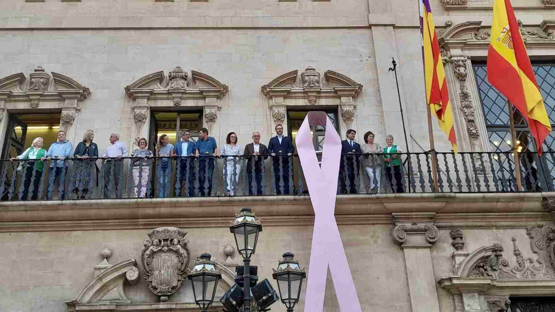 Lazo rosa colgado en el balcón del Ayuntamiento de Palma.