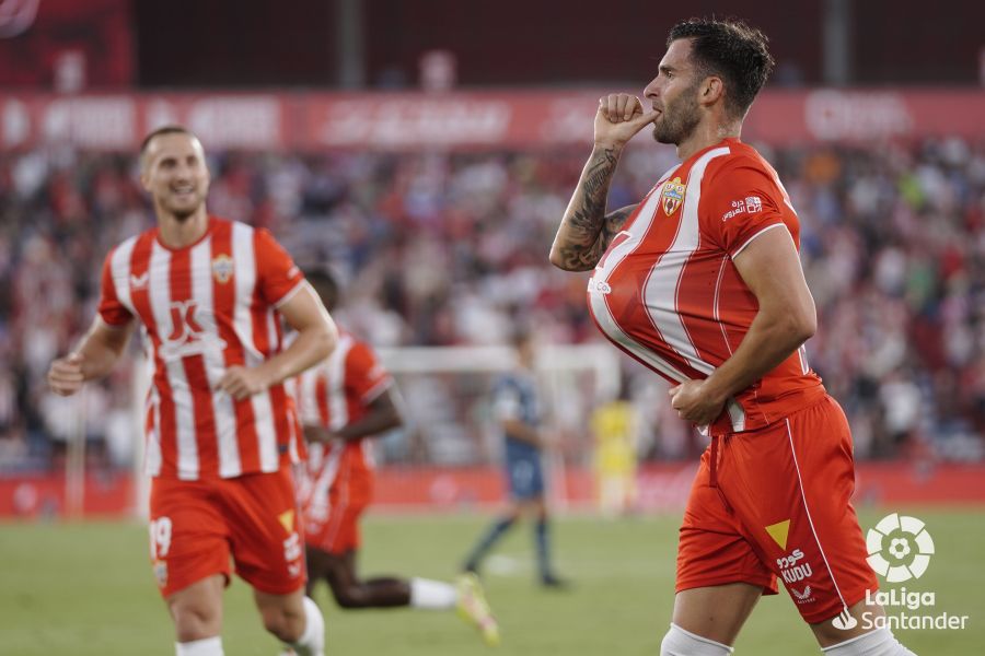 Leo Baptistao celebra el 1-0 del Almería