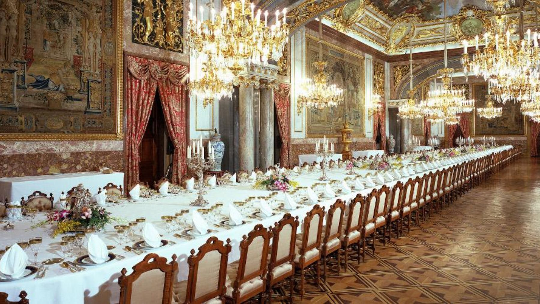 Царская форум. Королевский обеденный зал. Зал для обеда во Дворце. Сервировка в испанском королевском Дворце.