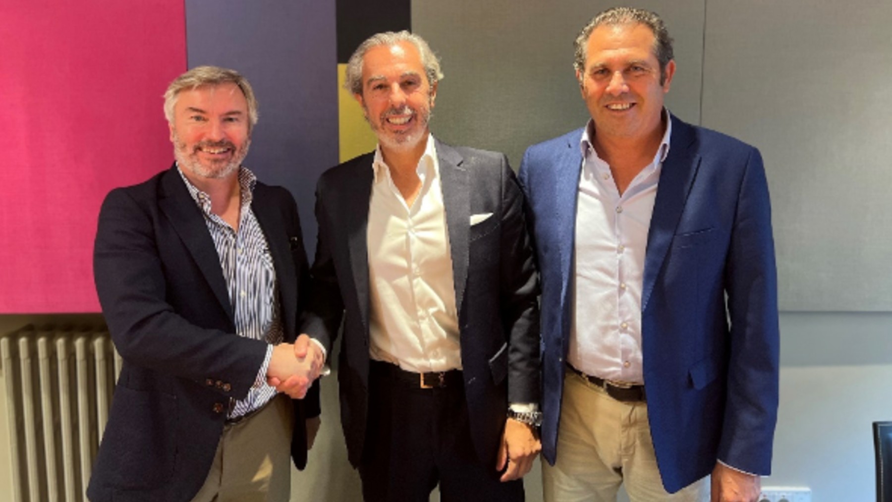 Alexandre Pierron Darbonne, CEO de Label Investments, y Francisco Casas y José Muñoz Torrados, fundadores de Emovili