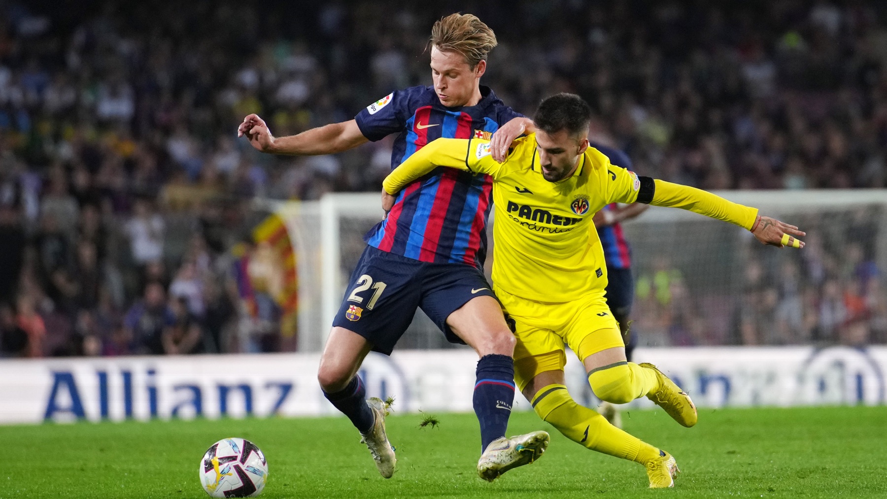 Frenkie de Jong pugna una pelota en el Barcelona – Villarreal. (Getty)