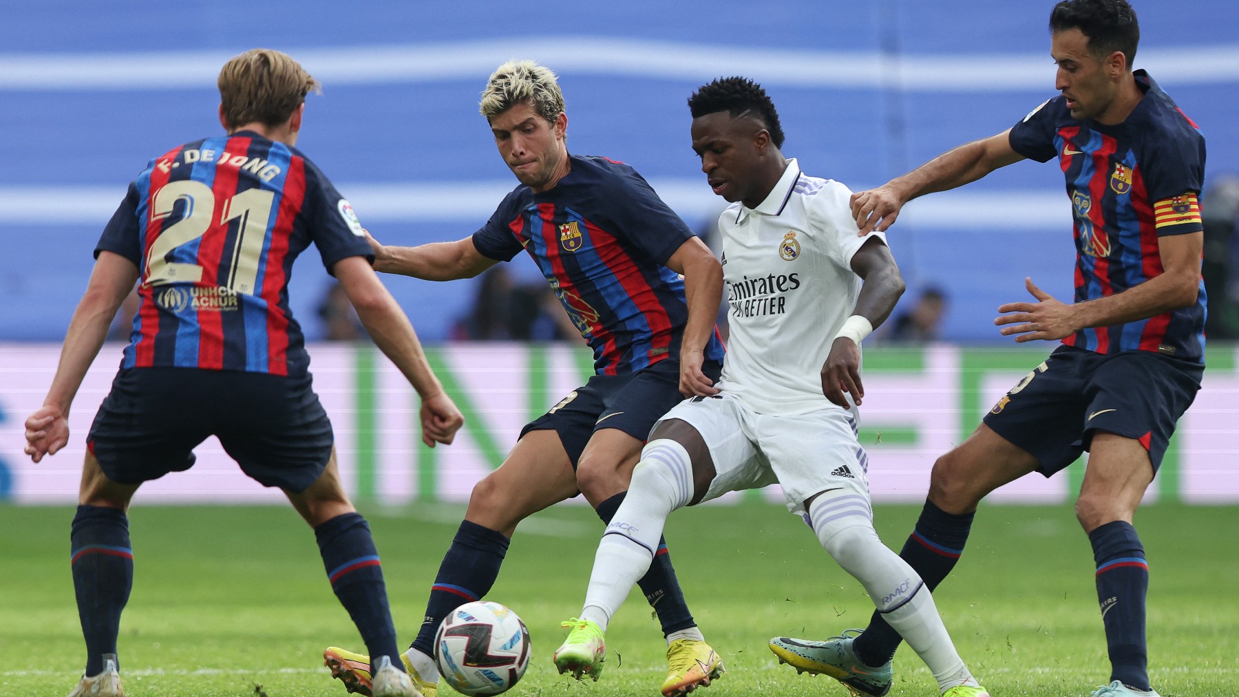 Vinicius controla un balón durante el Clásico. (AFP)