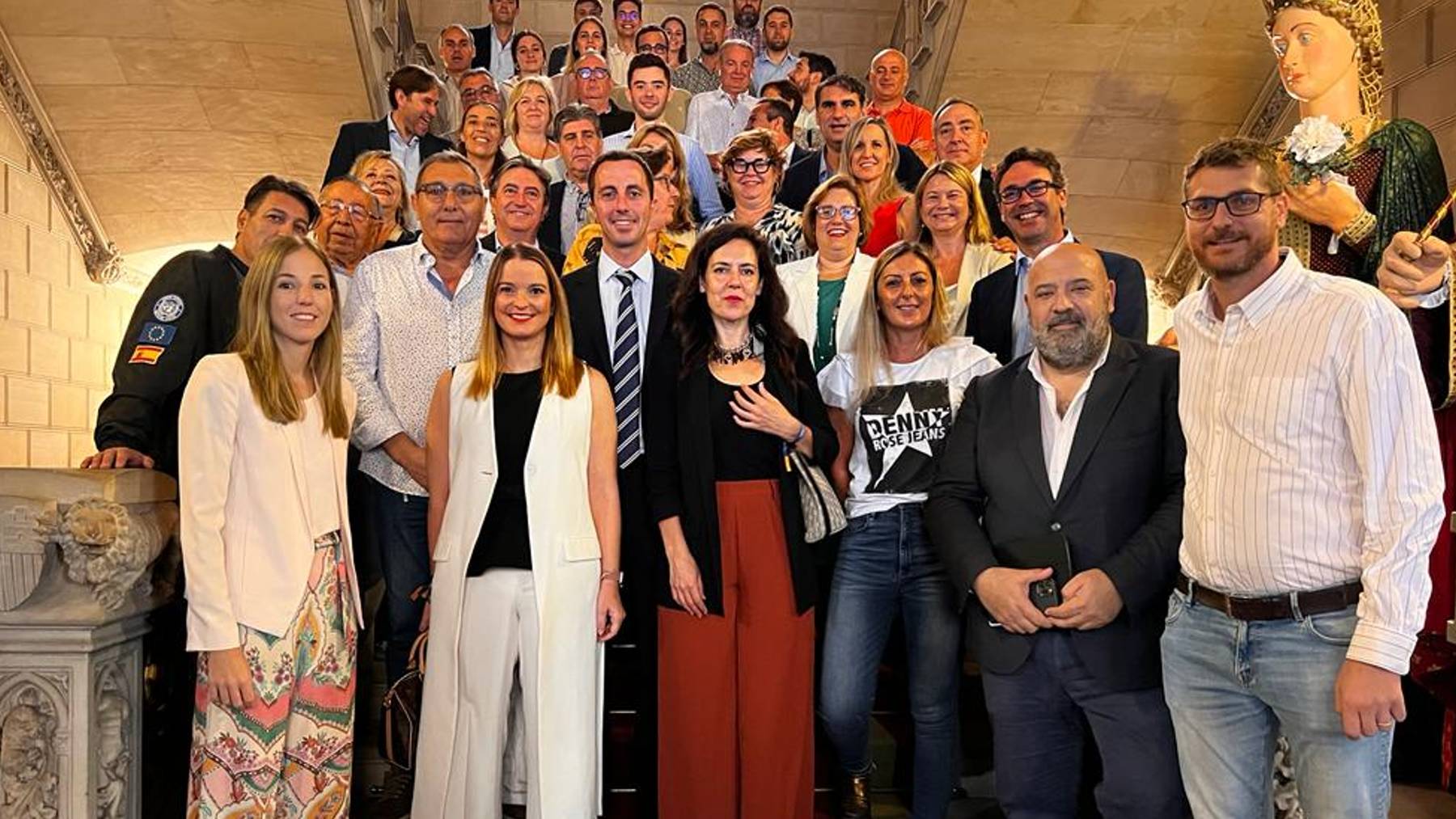 Llorenç Galmés arropado por la plana mayor del PP antes de su intervención en el pleno del Consell de Mallorca.
