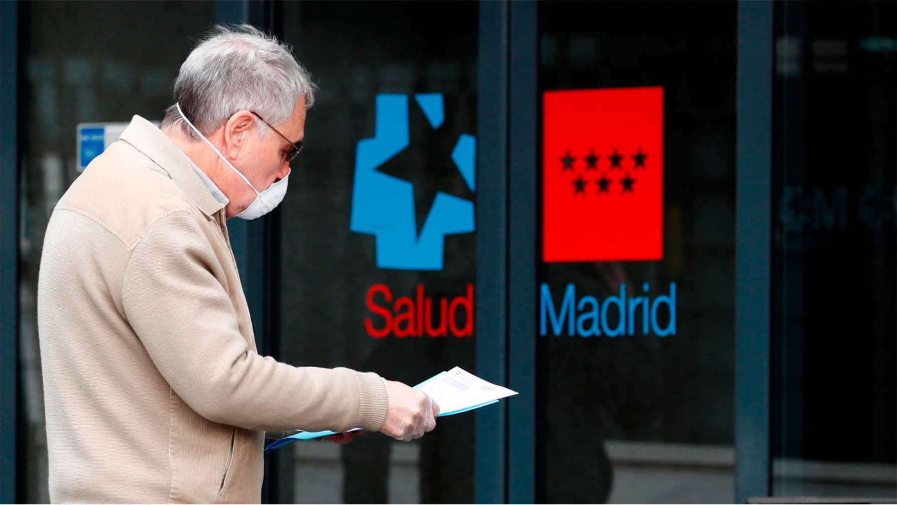 Un hombre frente a un centro de salud de la Comunidad de Madrid (Efe)