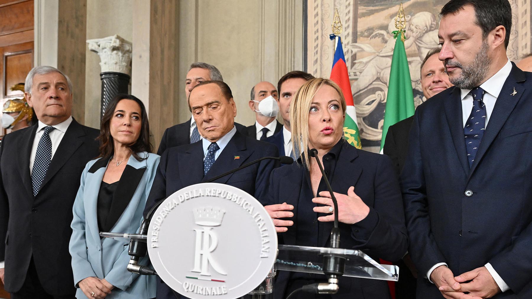Giorgia Meloni, entre Silvio Berlusconi y Matteo Salvini, con Antonio Tajani a la izquierda (Foto: AFP).
