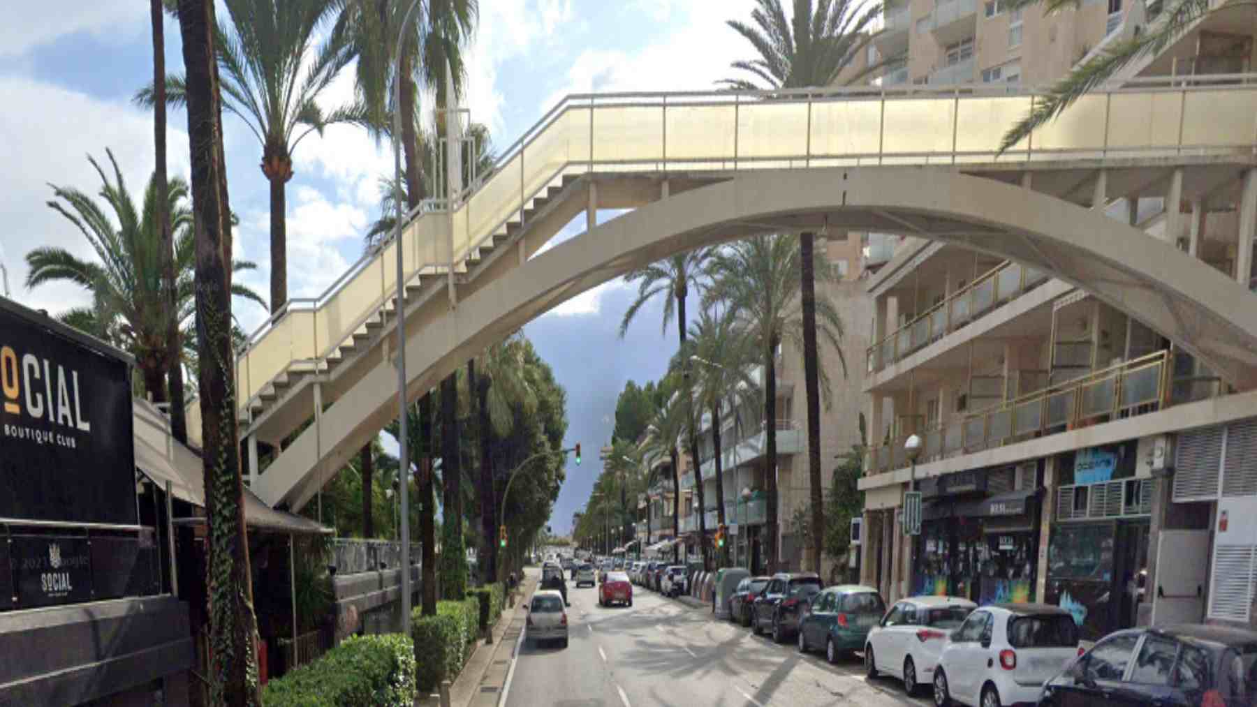 Puente que une el protegido edificio Mediterráneo con el Social Club. en el Paseo Marítimo de Palma.