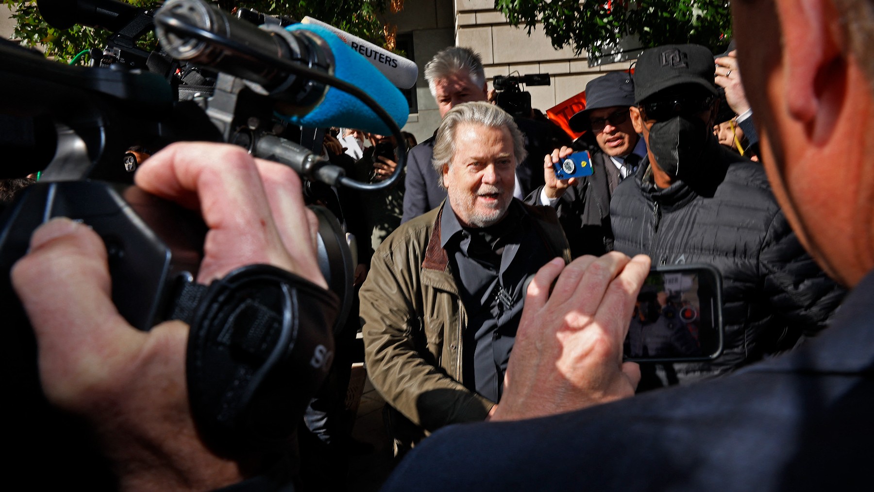 Steve Bannon sale de tribunal que le ha condenado. (AFP)