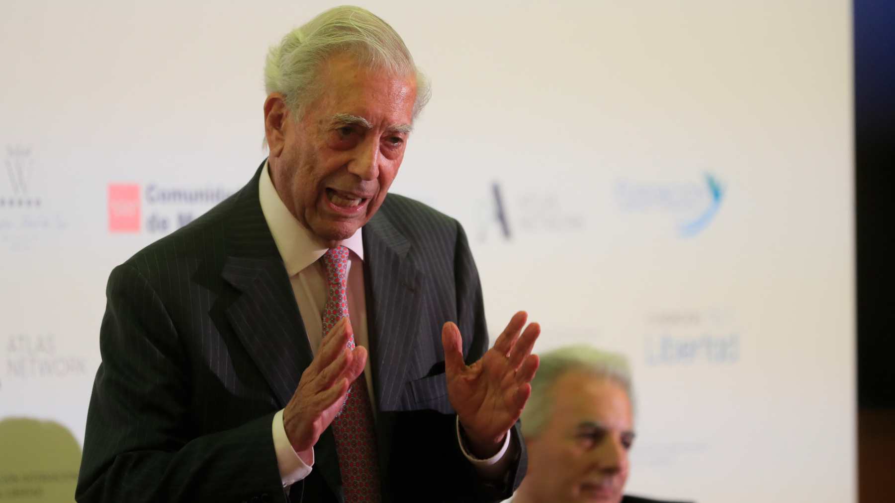 Mario Vargas Llosa interviene en el foro de análisis y debate organizado por la FIL (Efe)