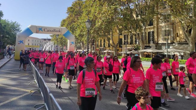 Participantes de la caminata popular de 'Mallorca en marcha contra el cáncer' arrancando la prueba y vestidos de rosa.