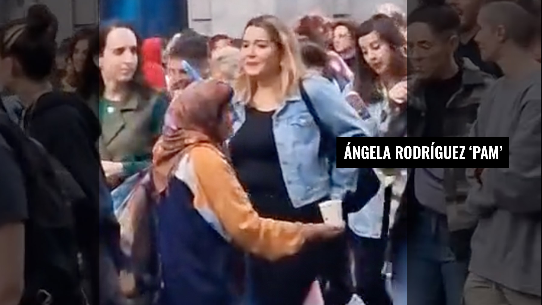 Ángela Rodríguez ‘Pam’ y una mendiga en una manifestación.