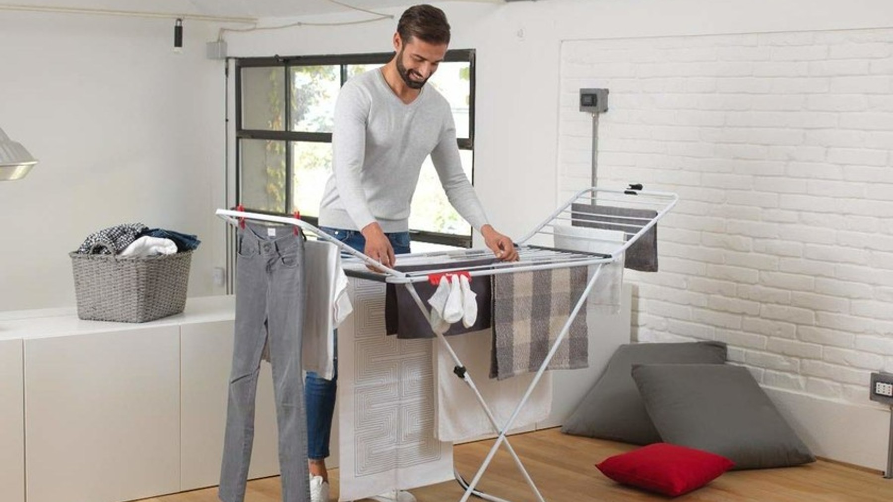 Con estos tendederos plegables podrás tender la ropa en cualquier rincón de  casa