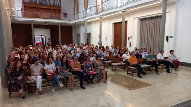 Asistentes del encuentro organizado por Cáritas Mallorca escuchando atentamente una ponencia.