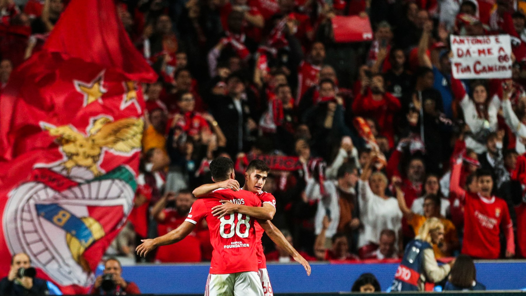 Los jugadores del Benfica celebran un gol ante la Juventus. (AFP)