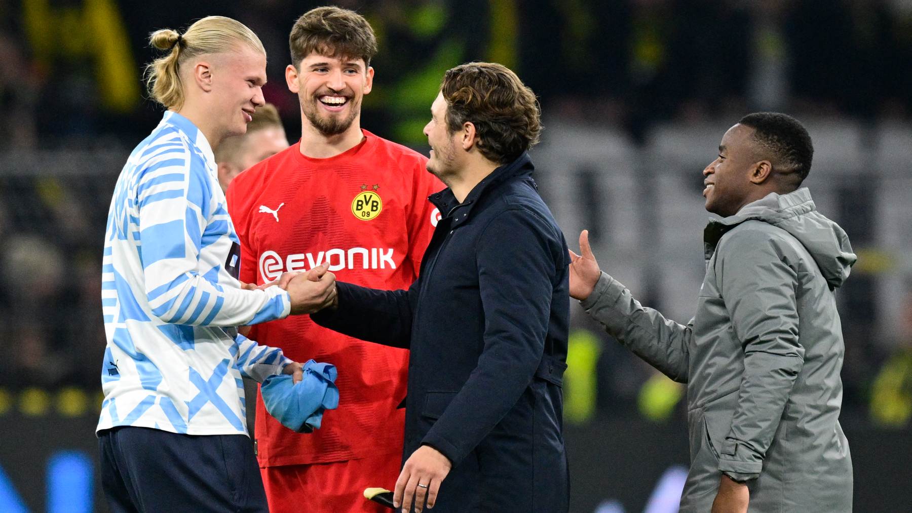 Haaland se saluda con sus ex compañeros del Dortmund. (AFP)