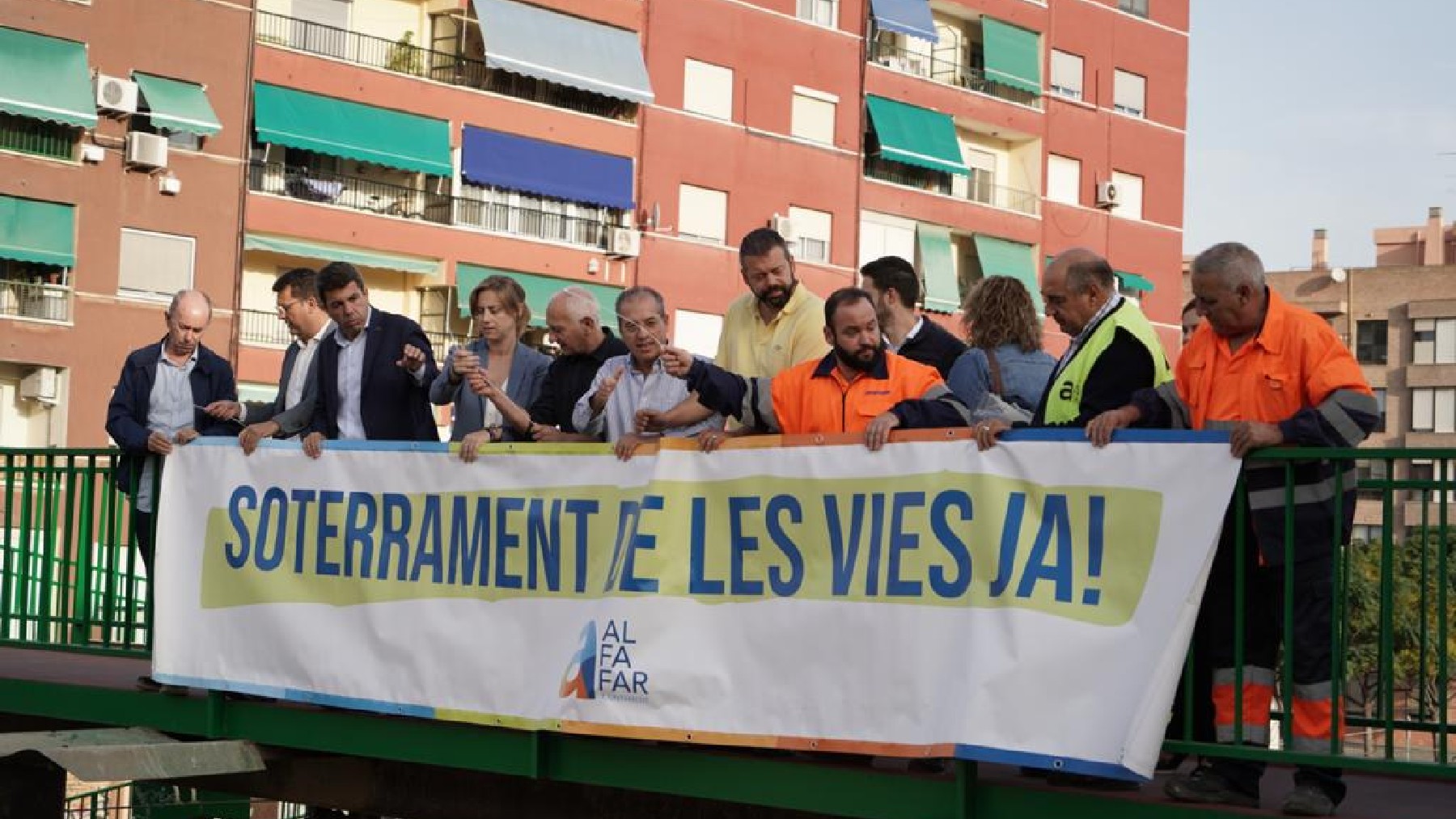 Mazón, en la localidad valenciana de Alfafar con una pancarta que dice: «Soterramiento de las vías ya».
