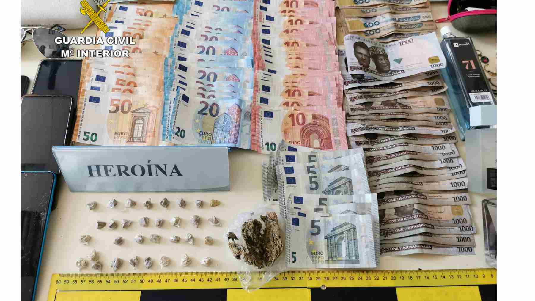 Dosis de heroína, dinero en efectivo y objetos intervenidos al detenido. GUARDIA CIVIL