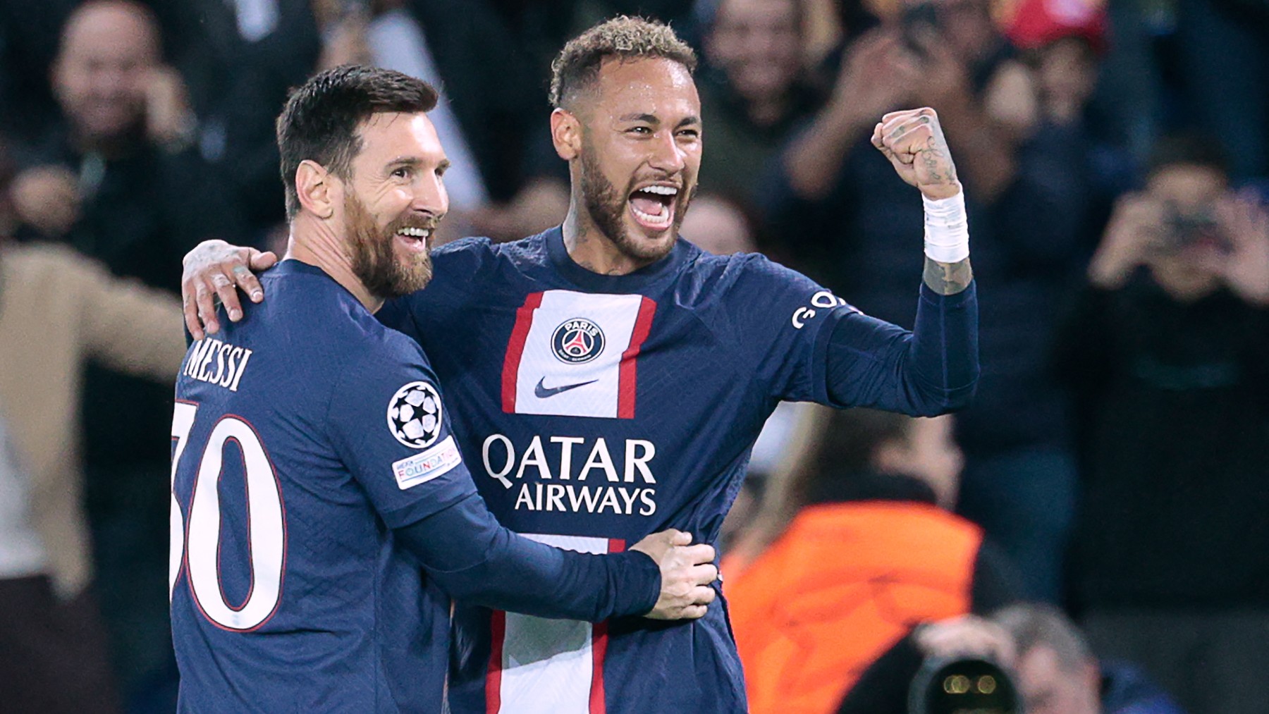 Neymar y Messi celebran uno de los goles en Champions (AFP)