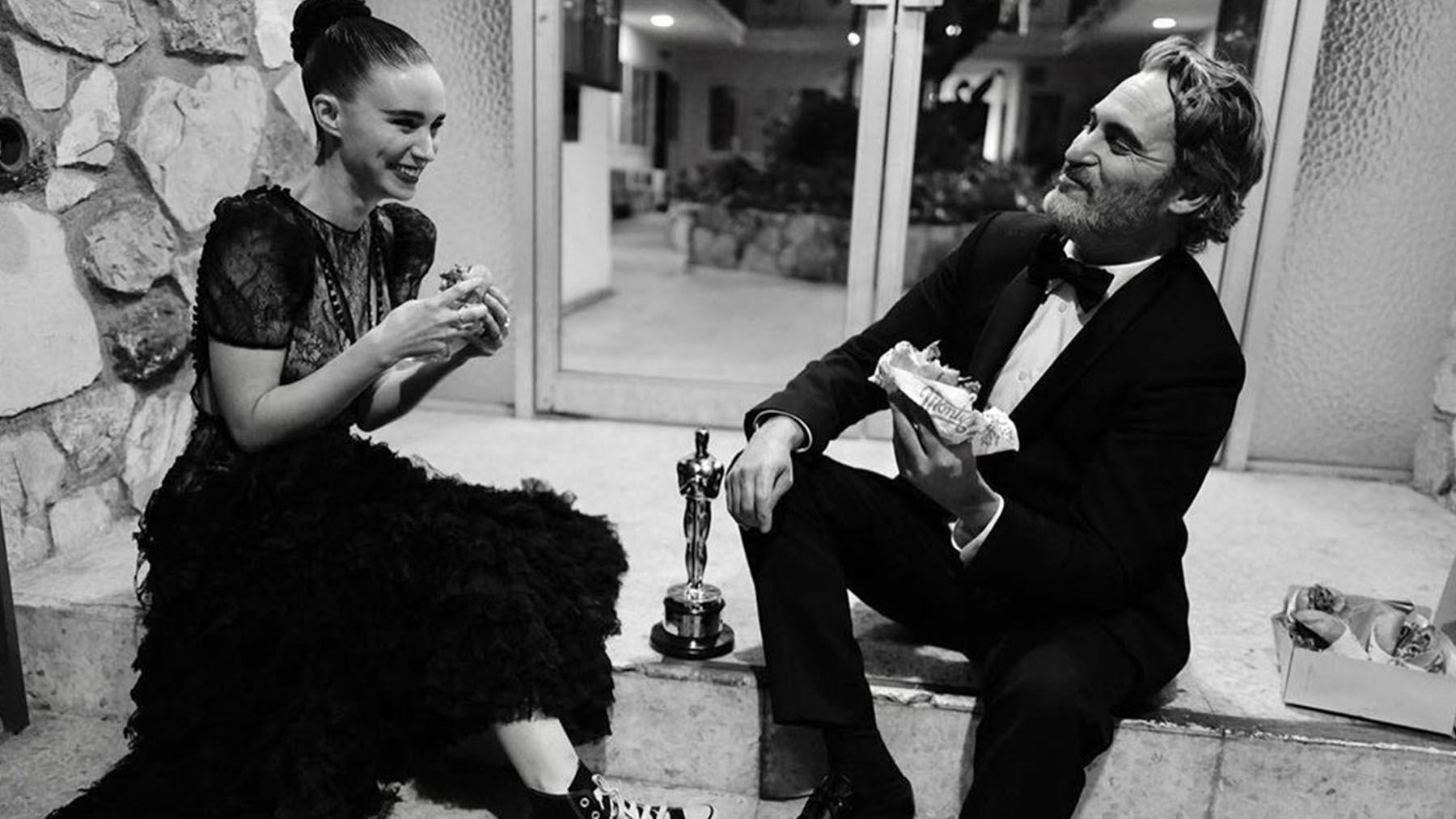 Rooney Mara y Joaquin Phoenix en la gala de los Oscar (Greg Williams)