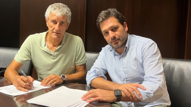 Quique Setién firma su contrato con el Villarreal