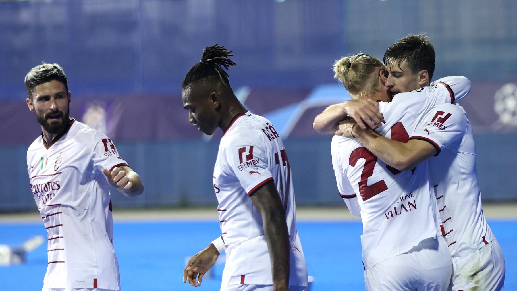 Los jugadores del Milan celebran uno de los goles anotados en Zagreb (AFP)
