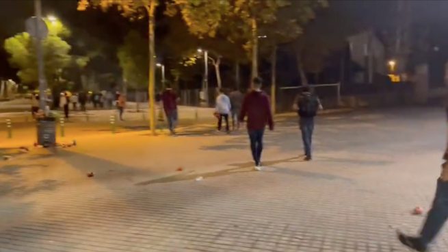 Aficionados del Barcelona abandonan el Camp Nou al descanso