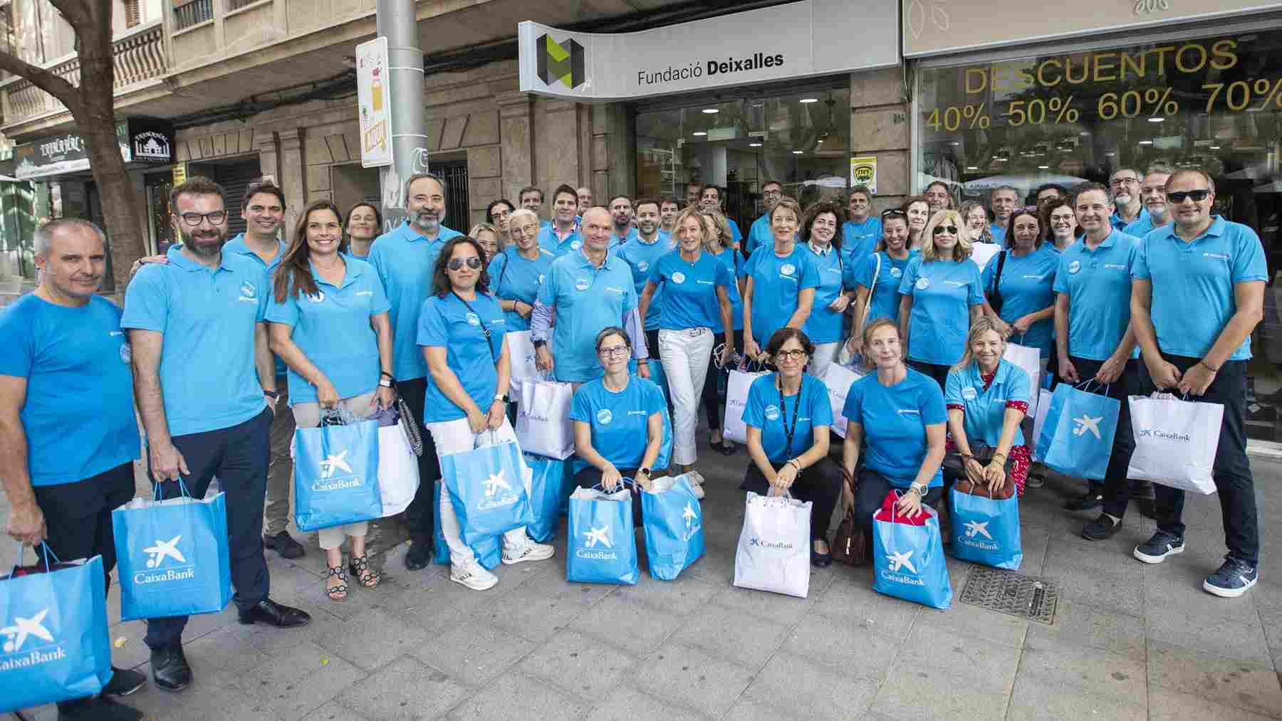 Algunos de los voluntarios de la Semana Social de Caixabank en Baleares. CAIXABANK