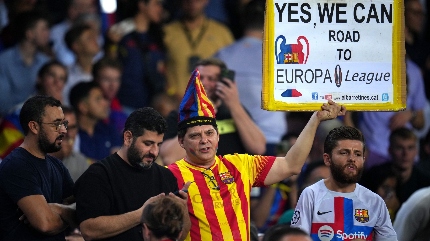 Varios aficionados azulgranas en el Camp Nou (Getty)