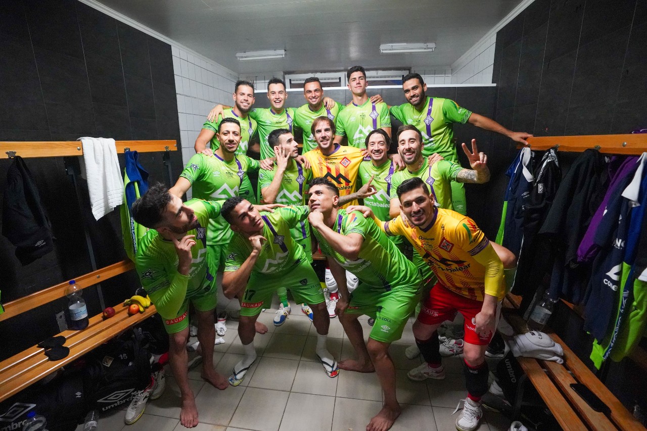 Los jugadores, celebrando la victoria en el vestuario