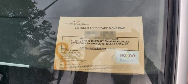 Autorización para aparcar firmada por Juan Carlos Cabrera.