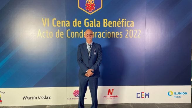 Un médico de Urgencias malagueño recibe la Medalla de Oro de la Cruz Azul de Emergencias