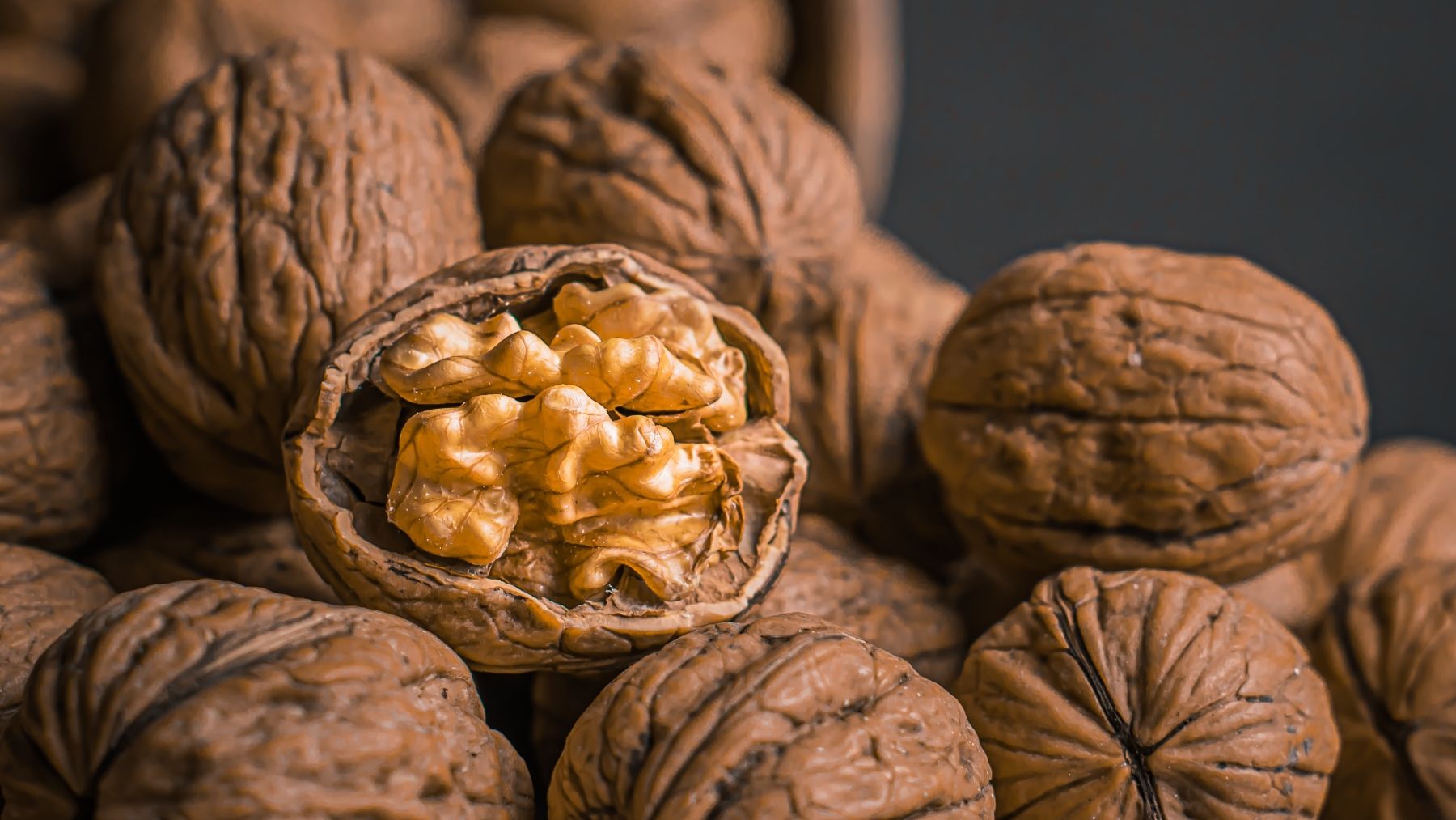 Descubre las razones para no guardar nueces en la despensa