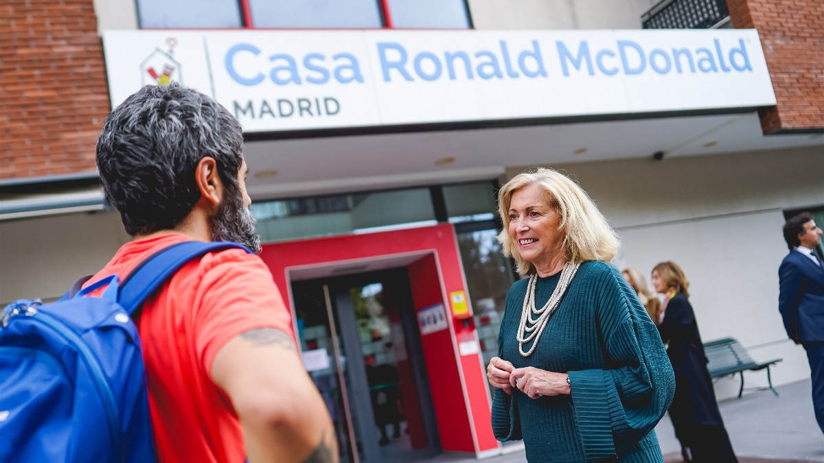 Concepción Dancausa visita la Casa Ronald McDonald donde se alojan familias con hijos en cuidados hospitalarios.